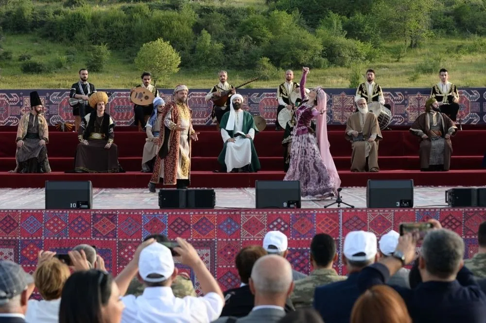Vaqif Poeziya Günləri çərçivəsində Cıdır düzündə konsert-tamaşa təqdim olunub (FOTO)