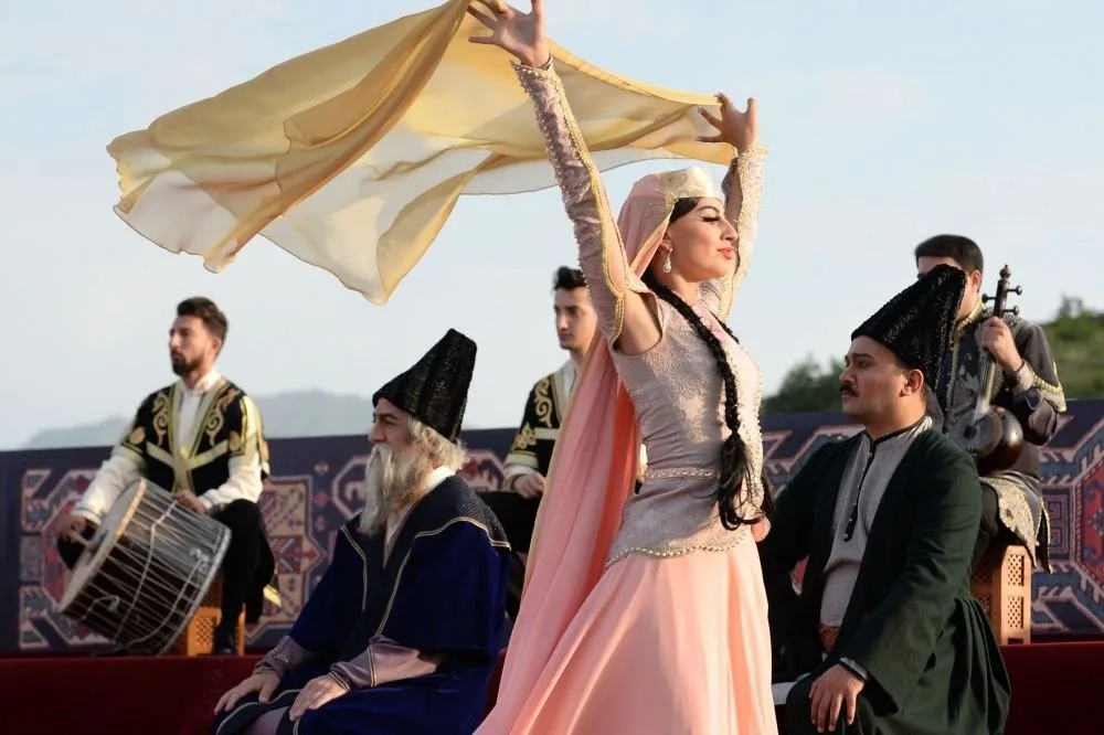 Vaqif Poeziya Günləri çərçivəsində Cıdır düzündə konsert-tamaşa təqdim olunub (FOTO)