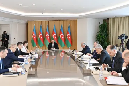 İlham Əliyev müşavirə keçirdi