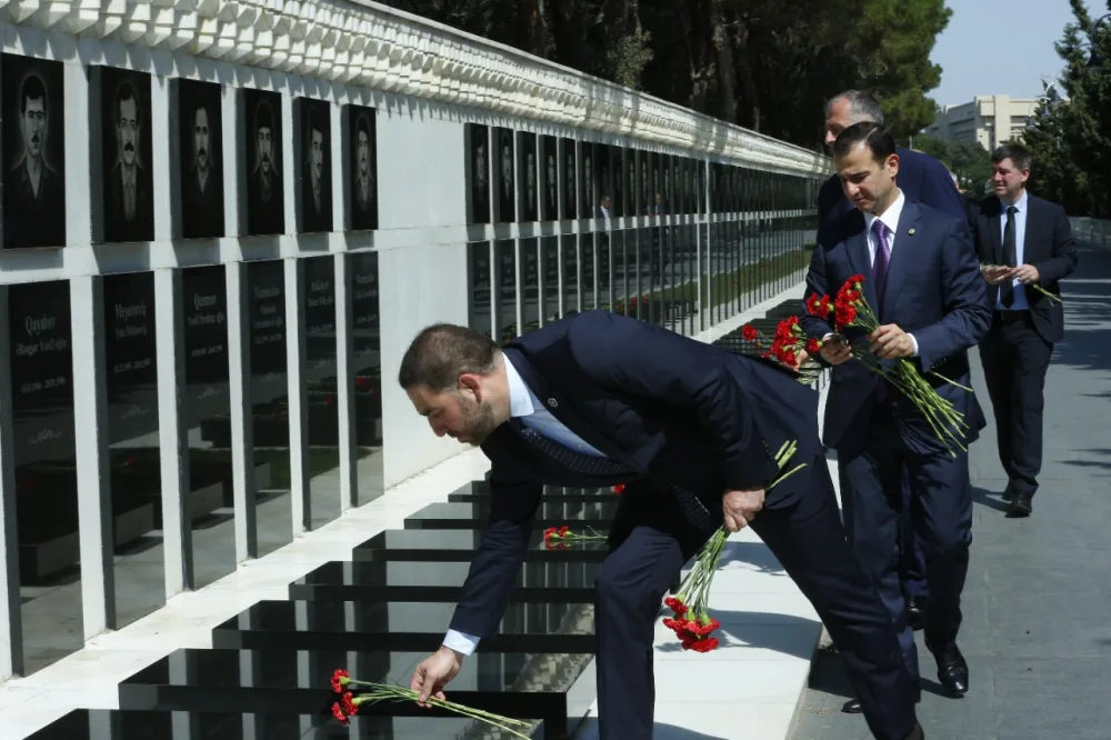 Gürcüstanın Baş prokuroru Fəxri və Şəhidlər xiyabanlarını ziyarət edib - FOTO