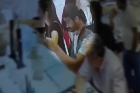 Kişi qadın üzüyünü barmağına taxıb aradan çıxdı - VİDEO