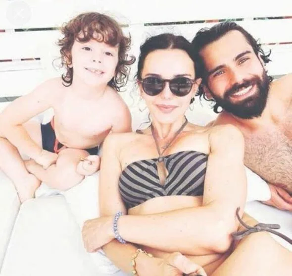 Məşhur aktrisanın maşını alışıb yandı: - Oğlu və sevgilisi... - FOTO