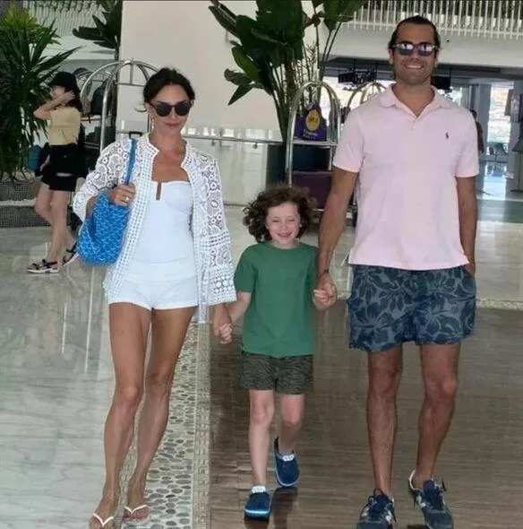 Məşhur aktrisanın maşını alışıb yandı: - Oğlu və sevgilisi... - FOTO