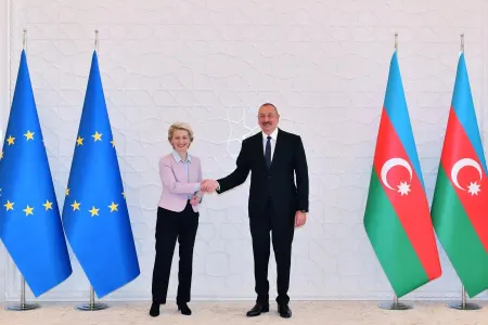 İlham Əliyev və Avropa Komissiyasının Prezidenti mətbuata bəyanatlarla çıxış edirlər