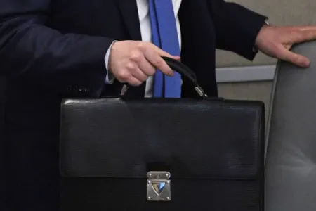 İki uşağı ilə özünü binadan atan qadının əri sabiq məmur imiş - FOTO