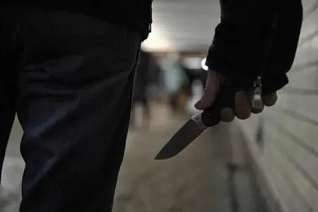 Küçədə anasını bıçaqladı, yanındakı kişini öldürdü