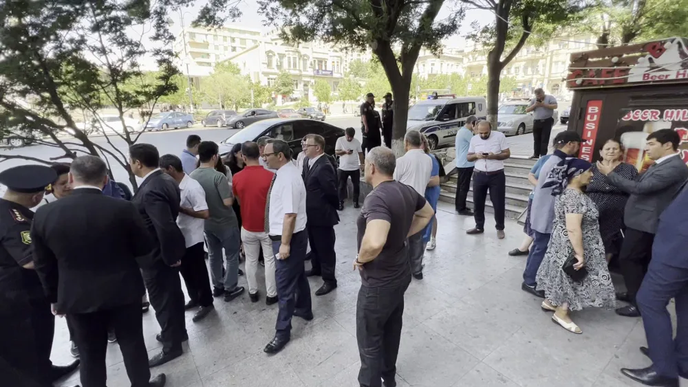Gözdən əlillər nazirliyin qarşısında toplaşdı - Rəsmi açıqlama - FOTO