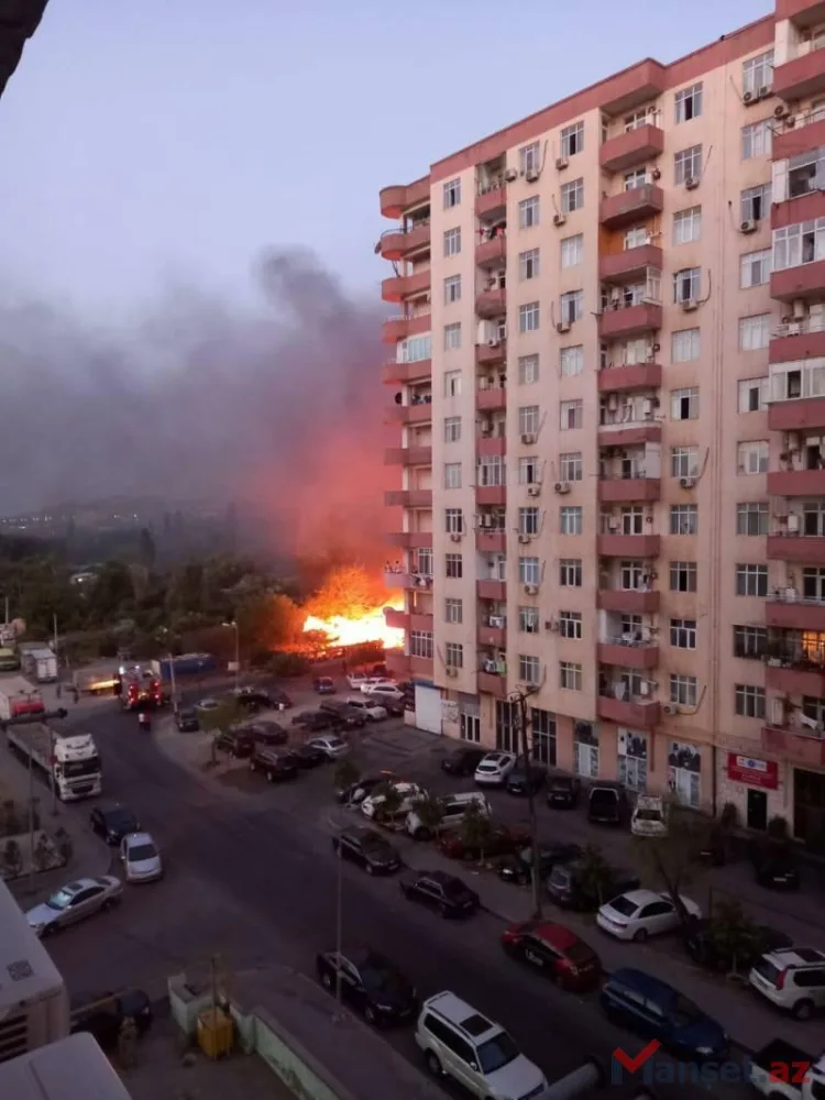 Bakıda GÜCLÜ YANĞIN - İnsanlar təxliyə edilir - VİDEO/FOTO