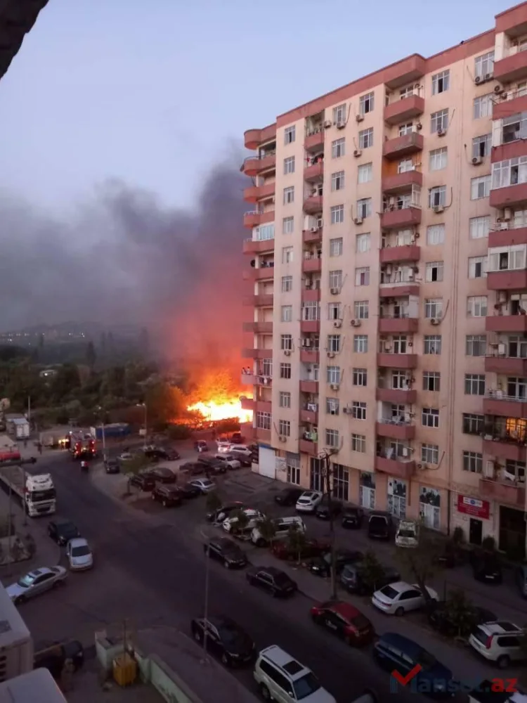 Bakıda GÜCLÜ YANĞIN - İnsanlar təxliyə edilir - VİDEO/FOTO