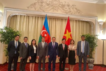 XİN başçısının müavini Vyetnamın xarici işlər naziri ilə görüşdü