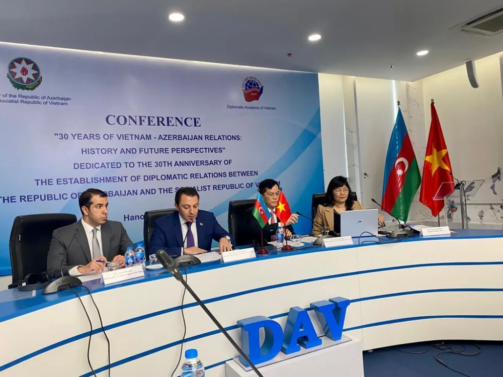 XİN başçısının müavini Vyetnamın xarici işlər naziri ilə görüşdü