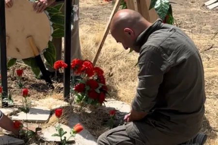 Səxavət Məmmədovun oğlu ilk dəfə atasının məzarını ziyarət etdi - -FOTO