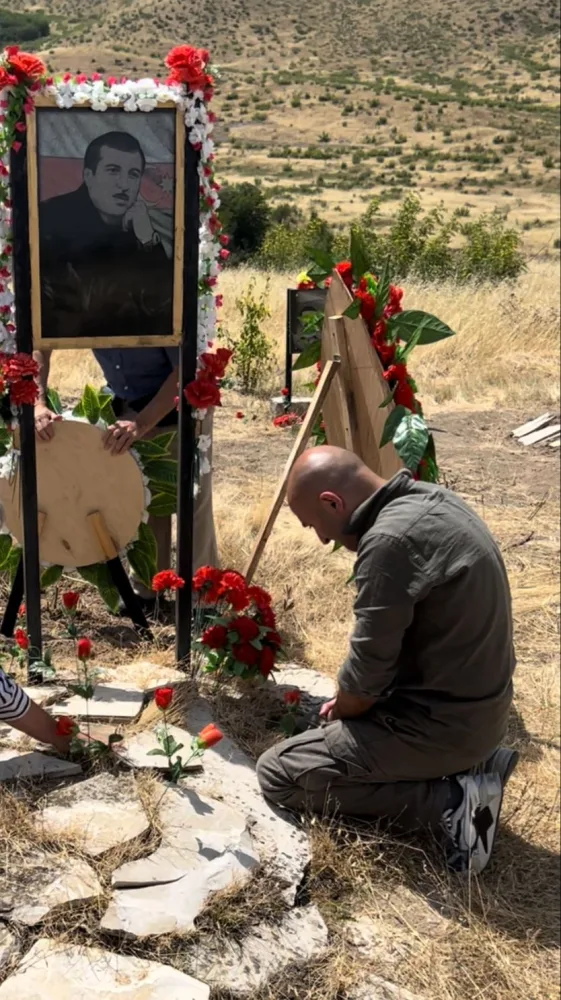 Səxavət Məmmədovun oğlu ilk dəfə atasının məzarını ziyarət etdi - -FOTO