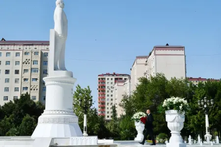 Prezident Sumqayıtda ulu öndər Heydər Əliyevin abidəsini ziyarət etdi