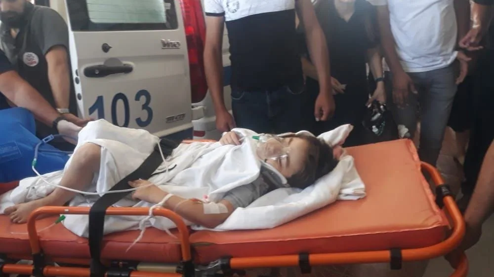 Bərdədə yolu keçmək istəyən 3 uşağı maşın vurdu - FOTO