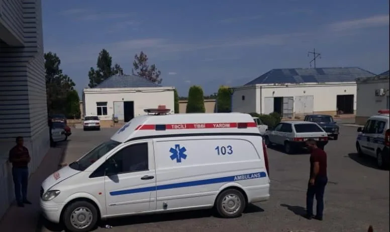 Bərdədə yolu keçmək istəyən 3 uşağı maşın vurdu - FOTO