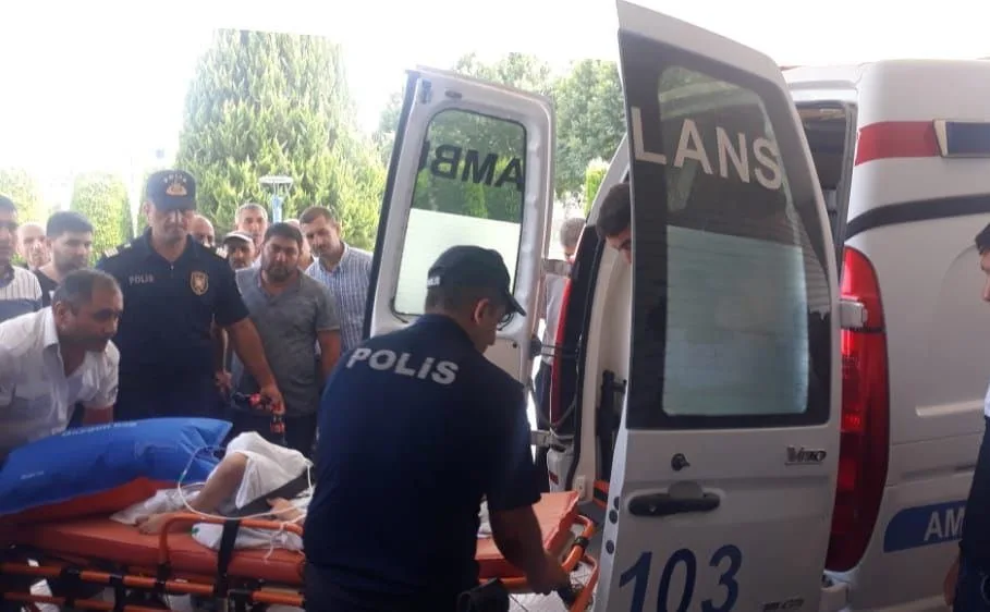 Bərdədə yolu keçmək istəyən 3 uşağı maşın vurdu - FOTO