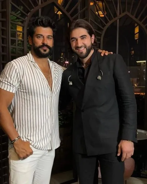 Burak Özçivit azərbaycanlı müğənninin təqdimatına qatıldı