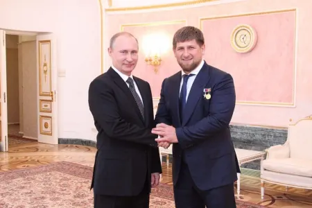 Putin Ramzan Kadırovu təltif etdi