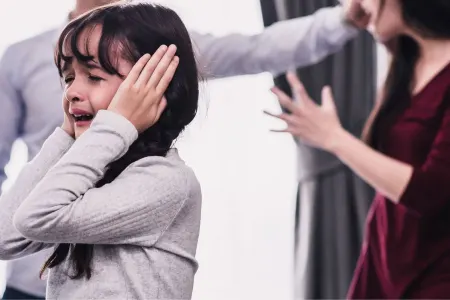 Şirvanda DƏHŞƏT: ər arvadını uşağının gözü önündə öldürdü