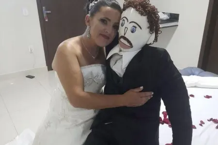 Kukla ilə evlənən qadın toydan sonra "hamilə qaldı" - FOTO