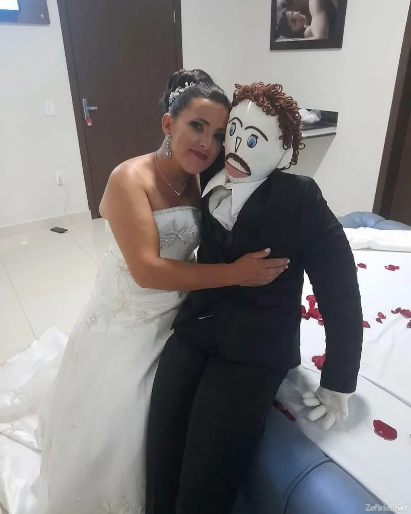 Kukla ilə evlənən qadın toydan sonra "hamilə qaldı" - FOTO