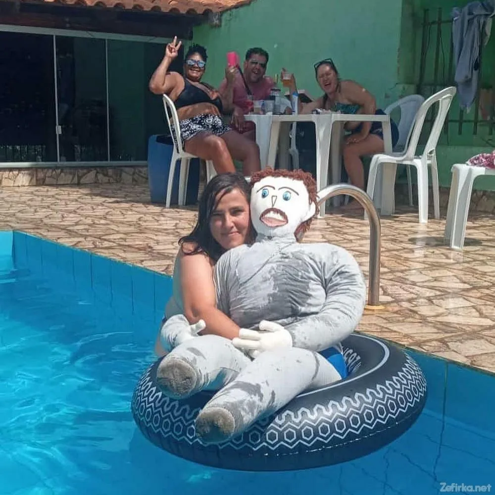 Kukla ilə evlənən qadın toydan sonra "hamilə qaldı" - FOTO