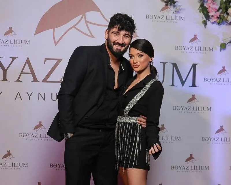 Bakıda məşhur bloger bahalı maşını ilə qəzaya düşdü - -FOTO