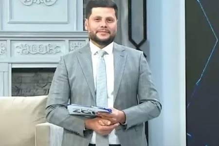Zaur Kamalın oğlu qarşısında oynayan qıza görün nə qədər pul uzatdı - VİDEO