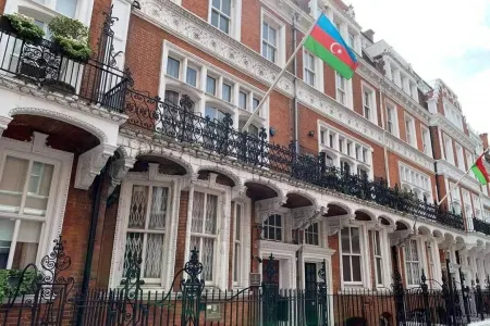 Londondakı səfirliyimiz radikal dini dəstənin hücumuna məruz qaldı - VİDEO