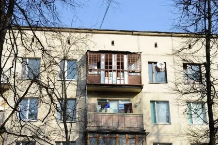 Rəfiqəsinin döyüldüyünü görüb, kişini eyvandan atdı