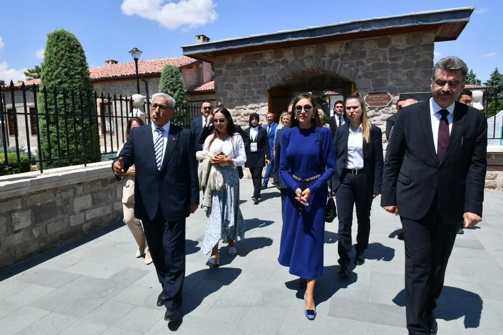 Mehriban Əliyeva və Leyla Əliyeva Mövlanə Muzeyində - FOTO - YENİLƏNİB