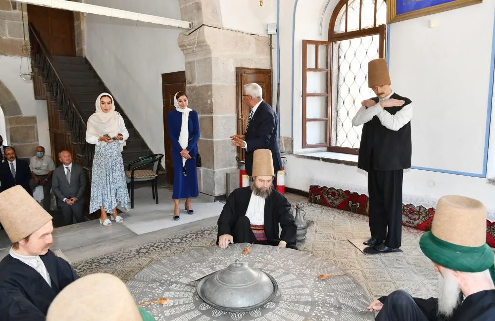 Mehriban Əliyeva və Leyla Əliyeva Mövlanə Muzeyində - FOTO - YENİLƏNİB