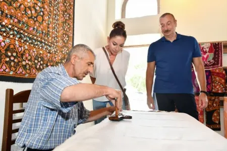 Mehriban Əliyeva kəlağayıya naxış vurdu - FOTO