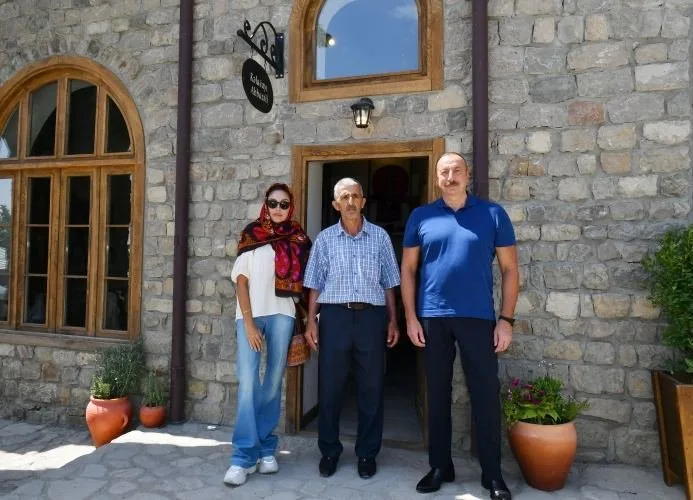 Mehriban Əliyeva kəlağayıya naxış vurdu - FOTO