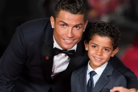 Ronaldo oğluna telefonu qadağan etdi