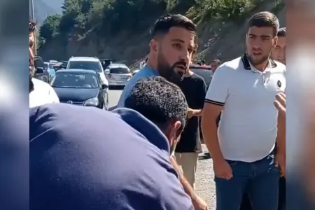 Laza sakinləri turistləri kəndə buraxmadı - SƏBƏB - VİDEO