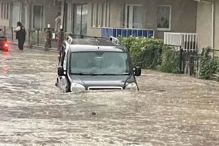 İstanbul selə təslim oldu: Yollar gölə çevrildi, - insanlar çətin durumda qaldılar