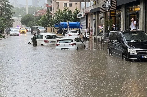 İstanbul selə təslim oldu: Yollar gölə çevrildi, - insanlar çətin durumda qaldılar