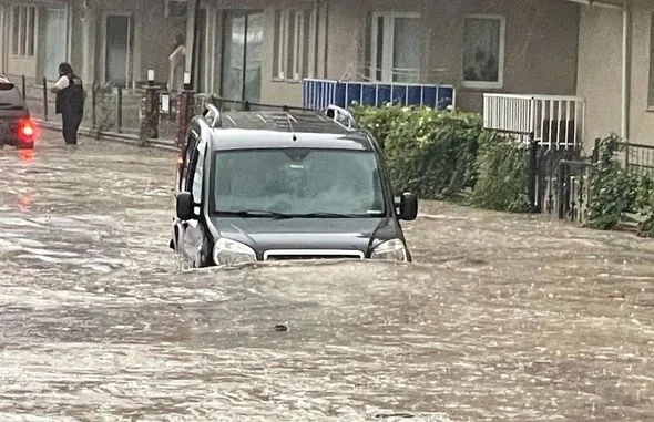 İstanbul selə təslim oldu: Yollar gölə çevrildi, - insanlar çətin durumda qaldılar
