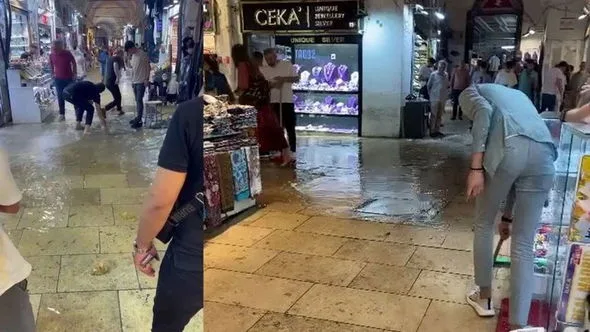 İstanbul selə təslim oldu: Yollar gölə çevrildi, - insanlar çətin durumda qaldılar