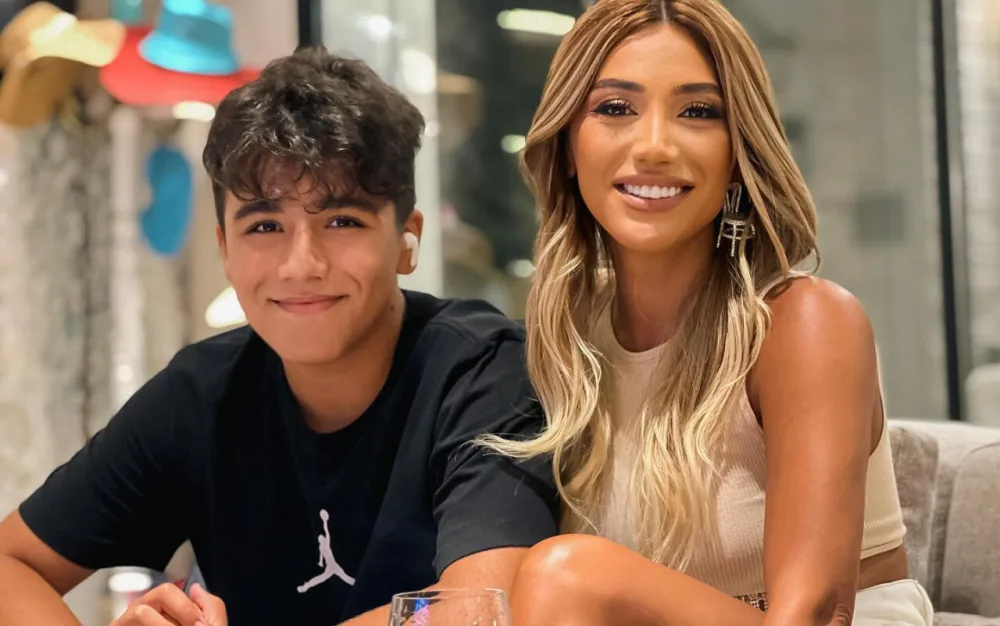 Röya Ayxanın xarici ölkədən qayıdan oğlu ilə - YENİ GÖRÜNTÜLƏRİ - FOTO