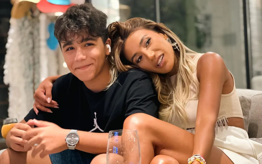 Röya Ayxanın xarici ölkədən qayıdan oğlu ilə - YENİ GÖRÜNTÜLƏRİ - FOTO