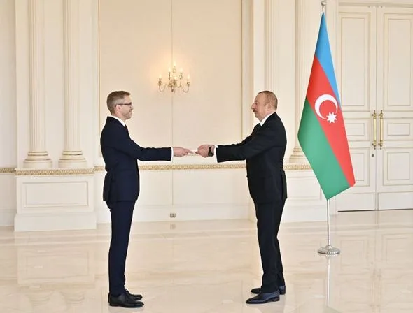 İlham Əliyev İsveçin yeni səfirini qəbul etdi - YENİLƏNİB