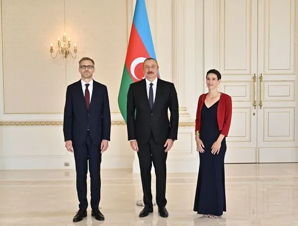 İlham Əliyev İsveçin yeni səfirini qəbul etdi - YENİLƏNİB