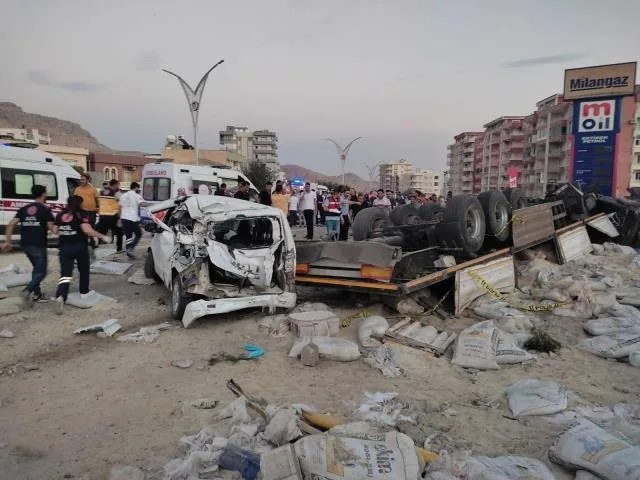 Türkiyədə daha bir ağır qəza,ölən və yaralananlar var - Video+Foto