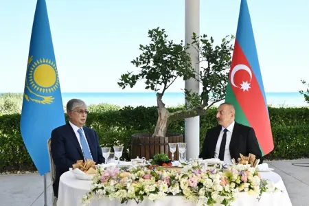 Prezident Tokayevin şərəfinə rəsmi ziyafət verdi
