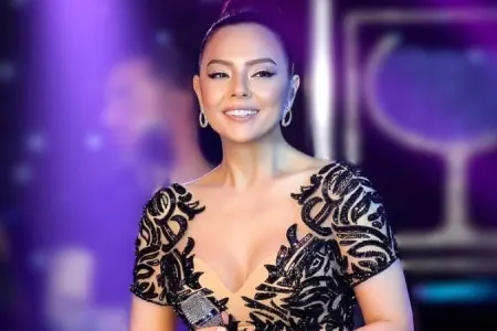 Ebru Gündeş özündən 20 yaş kiçik sevgilisi ilə - FOTO