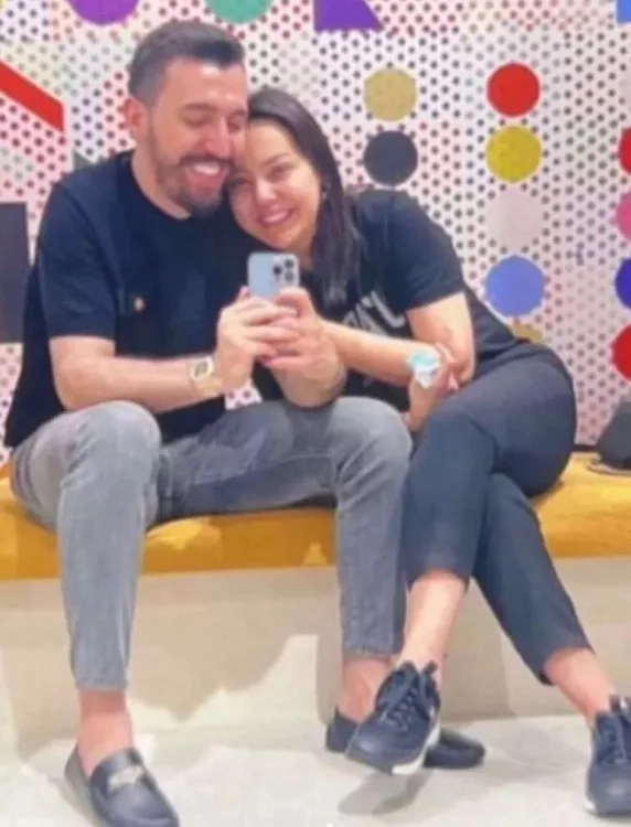 Ebru Gündeş özündən 20 yaş kiçik sevgilisi ilə - FOTO