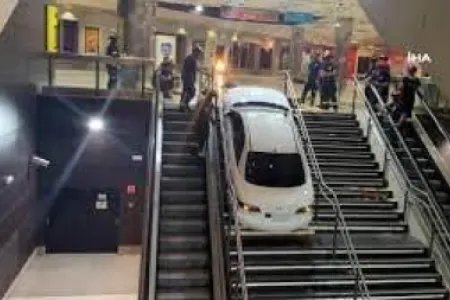 Oğurladığı maşınla metronun pilləkənlərini enmək istədi – - VİDEO